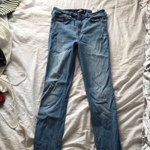 Medium wash High rise skinny jeans!